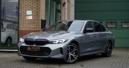 BMW 3-serie 320e M-Sportpakket|Shadow Line|BMW M 50jaar Embleem|Schuifdak|LED|Wide Screen|Volledig digitale Instrumentenpaneel| 18” Wielen| Sfeerverlichting|Getint achterruit|