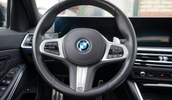 BMW 3-serie 320e M-Sportpakket|Shadow Line|BMW M 50jaar Embleem|Schuifdak|LED|Wide Screen|Volledig digitale Instrumentenpaneel| 18” Wielen| Sfeerverlichting|Getint achterruit| vol