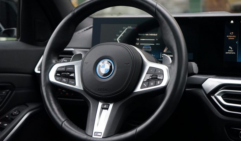 BMW 3-serie 330e M-Sport 292pk|Schuifdak|Elektr. Stoelen/geheugen|Stuurverwarming|Headup|Camera|Navi|Stoelverwarming| Individual hoogglanzend Shadow Line vol