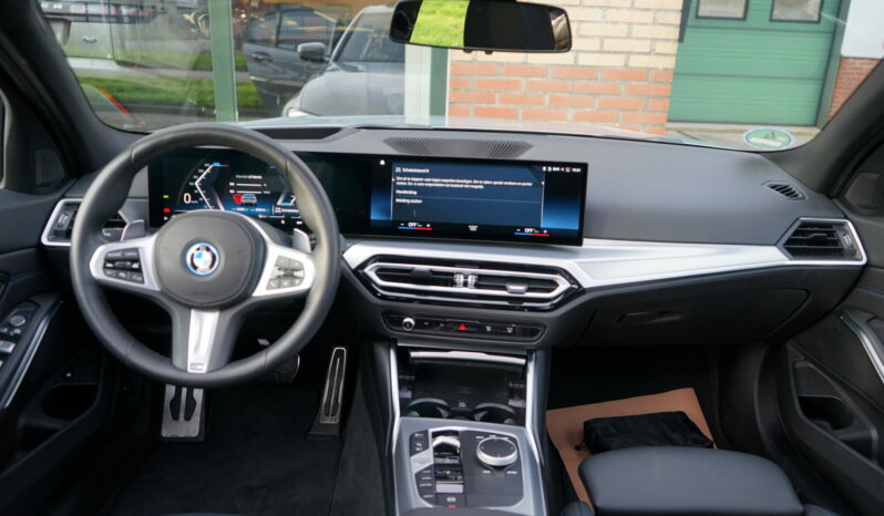 BMW 3-serie 330e M-Sport LaserLight|Navi|Camera|NardoGrey|Sfeerverlichting|Adaptieve Cruisecontrol|Head-up display vol